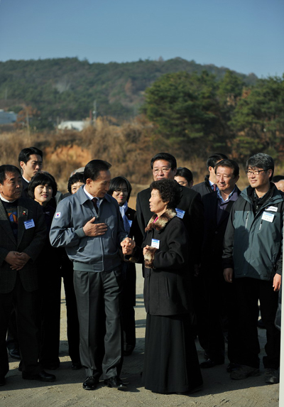 ▲ 4일 전남 영광 대마산업단지 시찰에 나선 이명박 대통령이 지역주민과 대화를 나누고 있다.&nbsp;ⓒ 뉴데일리<=청와대 제공>&nbsp;
