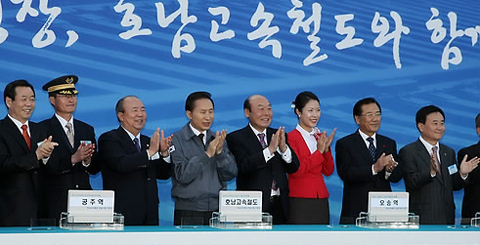 ▲ 이명박 대통령이 4일 오전 광주시 송정역에서 열린 호남고속철도 기공식에서 내빈들과 함께 기공기념 이벤트에 참석해 박수로 기공식을 축하하고 있다. 왼쪽부터 조현용 한국철도시설공단 이사장, 기관사 대표, 정종환 국토해양부 장관, 이 대통령, 박광태 광주광역시장, 채경미 여승무원, 박준영 전라남도지사, 송완용 전북 정무부지사, 정종득 목포시장. ⓒ 연합뉴스