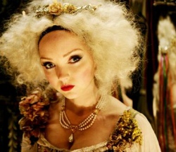 ▲ 세계적 모델 릴리 콜의 출연으로 화제를 모으고 있는 영화 '파르나서스 박사의 상상극장' 스틸 컷.