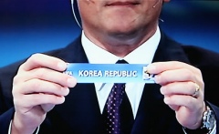 ▲ 5일 새벽(한국시간) 진행된 남아공 월드컵대회 본선 조 추첨에서 한국은 아르헨티나에 이어 B조에 속하는 두번째 국가로 뽑혔다. 제롬 발케 FIFA 사무총장이 `KOREA REPUBLIC'이라고 적힌 쪽지를 들어보이고 있다. ⓒ 연합뉴스