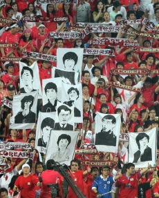 ▲ 지난 9월 상암동 서울월드컵경기장에서 열린 축구 국가대표 한국과 호주 친선경기에서 한국 응원단이 열띤 응원을 하고 있다. ⓒ 연합뉴스