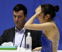 ▲ 5일 피겨여왕 김연아가 일본 도쿄 요요기 제1체육관에서 열리는 '2009 ISU 그랑프리 파이널' 프리스케이팅 경기를 앞두고 공식 훈련을 하며 오서코치와 대화하고 있다. ⓒ 연합뉴스