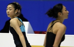 ▲ '2009 ISU 그랑프리 파이널'에 출전한 피겨퀸 김연아가 여자싱글 쇼트프로그램을 하루 앞둔 3일 일본 도쿄 요요기 제1체육관에서 공식 연습을 하며 일본 안도 미키를 지나치고 있다. ⓒ&nbsp;연합뉴스