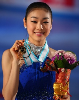 ▲ 5일 일본 도쿄 요요기 제1체육관에서 열린 '2009 ISU 그랑프리 파이널' 프리스케이팅에서 안도 미키에 역전해 우승한 피겨퀸 김연아가 메달을 들고 기념사진을 촬영하고 있다. ⓒ 연합뉴스