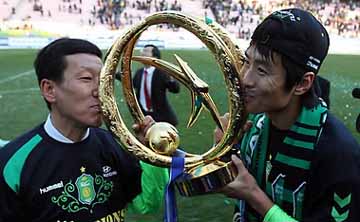 ▲ 전북현대가 성남일화와의 K-리그 챔피언결정전 2차전을 3-1로 승리해 우승했다. 이동국(오른쪽)이 최강희 감독과 우승컵에 입을 맞추고 있다. ⓒ연합뉴스