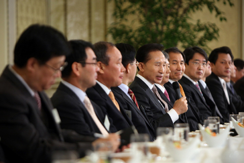 ▲ 이명박 대통령이 7일 낮 청와대에서 지역언론사 편집·보도국장을 초청해 오찬 간담회를 하고 있다. ⓒ 뉴데일리 