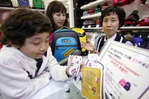 ▲ 고객이 휠라 매장에서 'SHOW와 함께하는 FILA 세이프가드(Safeguard)' 캠페인에 참여해 가방세트를 구입하는 모습.&nbsp; ⓒ 뉴데일리