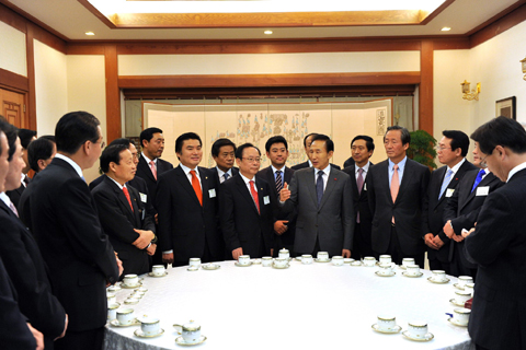 ▲ 이명박 대통령이 8일 오후 청와대에서 한나라당 시도당위원장들을 초청해 만찬을 하기에 앞서 환담하고 있다. ⓒ 뉴데일리