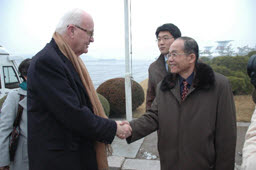 ▲ 미국 보즈워스 특사와 북한 정태양 외무성 국장이 8일 오후 평양비행장에서 악수를 나누고 있다 ⓒ&nbsp;조선신보