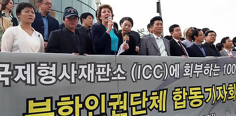 ▲ 지난 10월 서울역 광장에서 북한민주화위원회 주최로 열린 '김정일을 국제형사재판소에 회부하는 100만 서명운동 선포 북한인권단체 합동기자회견'에서 수잔솔티 디펜스포럼 회장(가운데 마이크 들고 있는 여성)이 연설한 당시 ⓒ 연합뉴스