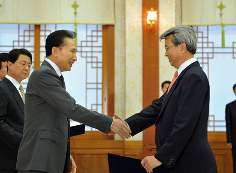 ▲ 이명박 대통령이 8일 청와대에서 이각범 국가정보화전략위원장에게 위촉장을 수여하고 있다. ⓒ연합뉴스