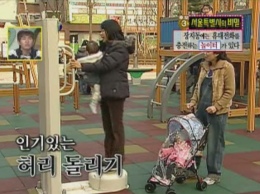 ▲ KBS 2TV '스펀지' 방송 장면. 한 동네 주민이 허리돌리기 운동을 하며 '자가발전'을 하고 있다. ⓒ 뉴데일리 