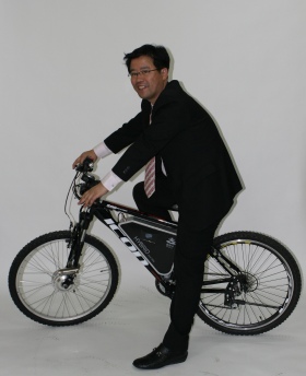 ▲ 직접 개발한 하이브리드 자전거를 시승하는 송 대표. ⓒ 뉴데일리 