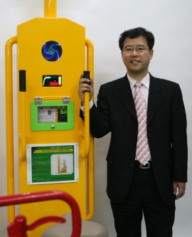 ▲ 사진 왼쪽이 자전거 페달형 자가발전 운동기구. ⓒ 뉴데일리 