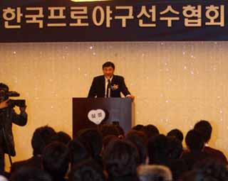 ▲ 프로야구선수 노조설립에 대한 국민 의견은 찬반 양론이 팽팽한 것으로 드러났다. 사진은 지난 2일 열린 프로야구선수협의회에서 노조 설립에 대한 의견을 묻고 있는 손민한 회장. ⓒ연합뉴스