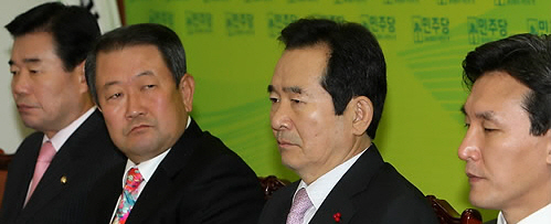 ▲ 9일 오전 국회에서 열린 민주당 최고위원회의에서 정세균 대표와 박주선 최고위원 등이 굳은 표정으로 이강래 원내대표의 얘기를 듣고 있다 ⓒ&nbsp;연합뉴스