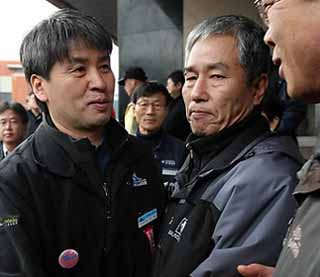 ▲ 철도노조가 파업불참 노조원을 조직적으로 따돌리라고 지시하는 문자메시지를 대량으로 보낸 것으로 드러난 것으로 알려졌다. 사진은 지난 9일 경찰에 자진 출두 하기에 앞서 지인들과 인사하는 김기태 철도노조 위원장(왼쪽) ⓒ연합뉴스 