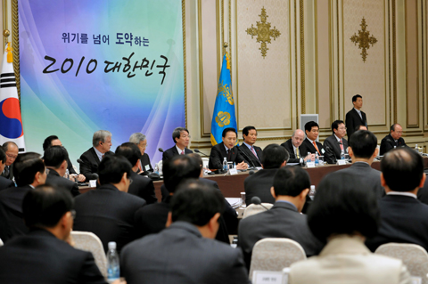 ▲ 이명박 대통령이 10일 청와대에서 '2010 경제정책방향 민관합동토론회'를 주재하고 있다. ⓒ 뉴데일리