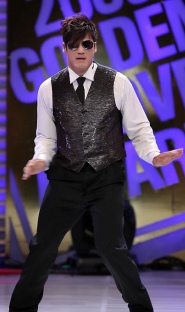 ▲ 11일 서울 삼성동 코엑스에서 열린 '2009 CJ 마구마구 프로야구 골든글러브 시상식'에서 홍성흔이 멋진 공연을 선보이고 있다. ⓒ&nbsp;연합뉴스