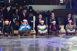 ▲ 광화문광장 스케이트장 개장을 축하하는 오시장(가운데) ⓒ 뉴데일리 