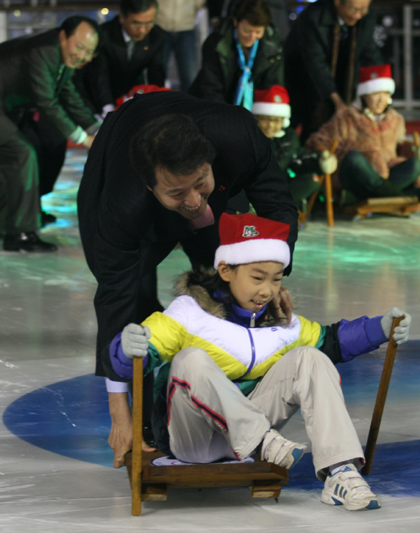 ▲ 어린이의 썰매를 밀고 있는 오 시장 ⓒ 뉴데일리