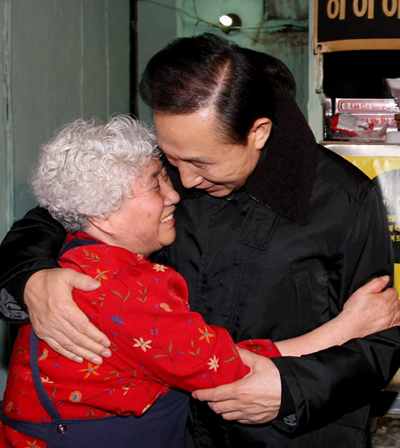 ▲ 이명박 대통령이 12일 밤 지난 대선 당시 선거광고에 출연했던 일명 '욕쟁이 할머니' 강종순(69)를 지하 포장마차 식당에서 다시 만나 반갑게 인사하고 있다. ⓒ 뉴데일리