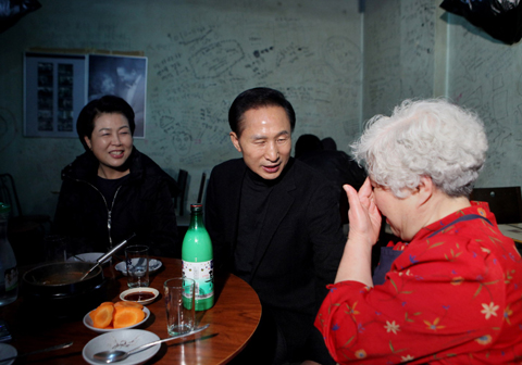 ▲ 이명박 대통령과 부인 김윤옥 여사가 12일 밤 지난 대선 당시 선거광고에 출연했던 일명 '욕쟁이 할머니' 강종순(69)와 대화를 나누고 있다. ⓒ 뉴데일리