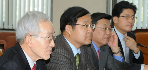 ▲ 경제5단체 상근부회장은 14일 국회에서 한나라당 안상수 원내대표를 면담해 노동조합 및 노동관계 조정법 개정안에 대한 재계측 입장을 전달했다. 사진 왼쪽부터 정병철 전경련 상근부회장, 김영배 경총 상근부회장, 김상열 대한상의 상근부회장, 송재희 중소기업중앙회 상근부회장