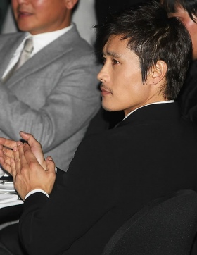 ▲ 지난달 26일 오후 한남동 그랜드 하얏트 호텔에서 열린 '2009 에이 어워즈(A-Awards)'에서 배우 이병헌이 박수를 치고 있다. ⓒ 연합뉴스