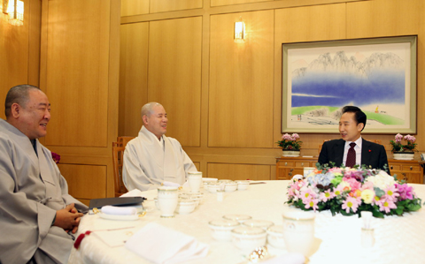 ▲ 이명박 대통령이 15일 조계종 총무원장 자승스님을 청와대로 초청해 조찬을 함께 하며 불교계 의견을 청취하고 있다. ⓒ뉴데일리 
