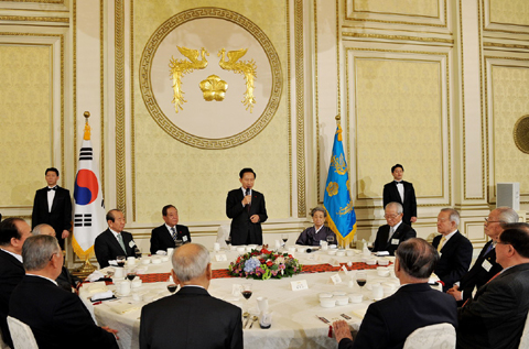 ▲ 이명박 대통령이 15일 전직 국회의원단체인 헌정회 회원들을 청와대로 초청, 오찬 간담회를 갖고 있다. ⓒ 뉴데일리 <=청와대 제공>