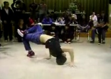 ▲ 미국에서 열린 한 '비보잉 댄스 대회'에 참가한 재범이 고난이도의 동작을 선보이고 있다. ⓒ 유튜브 캡처