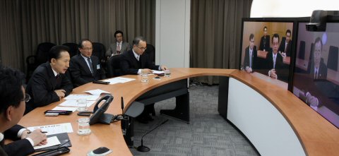 ▲ 이명박 대통령이 15일 오후 제15차 기후변화협약 당사국 총회가 열리고 있는 덴마크 코펜하겐 현지를 화상으로 연결, 반기문 유엔 사무총장과 원격회의를 하고 있다. ⓒ 뉴데일리 <=청와대 제공>