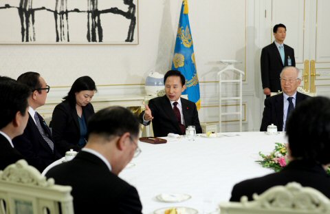 ▲ 이명박 대통령이 15일 오후 청와대에서 한일 협력위 차세대 지도자 방한단을 접견하고 있다. ⓒ 뉴데일리 