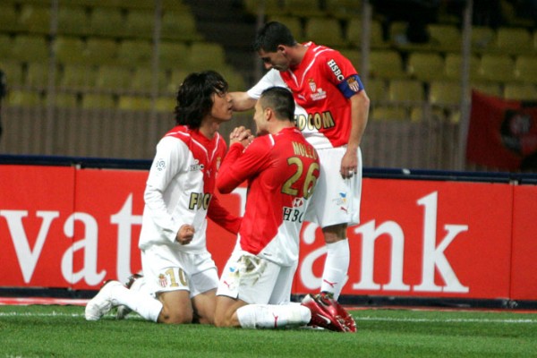 ▲ 한국시각으로 17일 새벽 열린 스타드 렌과의 경기에서 선제골을 성공시킨 뒤 동료들과 기쁨을 나누고 있는 박주영(24&middot;AS모나코) 선수.&nbsp; ⓒ AS모나코 홈페이지