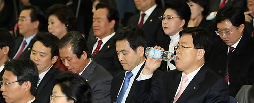 ▲ 17일 오후 국회에서 열린 한나라당 의원총회에서 김광림 예결위 간사가 물을 마시고 있다. ⓒ연합뉴스