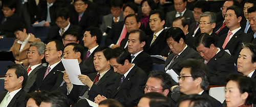 ▲ 17일 오후 국회에서 열린 한나라당 의원총회에서 졸고 있는 의원들이 눈에 띌 정도로 많다. 연말 잦은 저녁 모임 탓이란 게 이들의 하소연. ⓒ연합뉴스