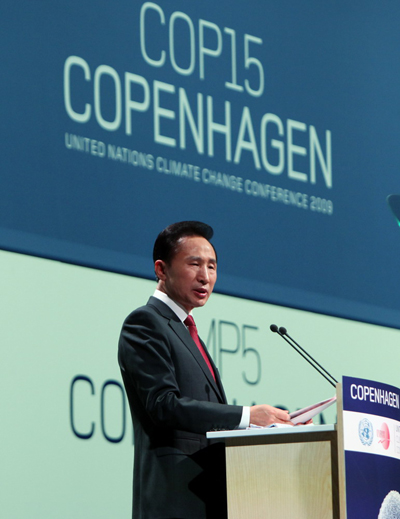 ▲ 이명박 대통령이 17일 오후(현지시간) 덴마크 코펜하겐 벨라센터에서 열린 제15차 유엔 기후변화협약 당사국 총회에 참석해 '다함께 행동을(taking action together)'이란 제목의 기조연설을 하고 있다. ⓒ 뉴데일리 