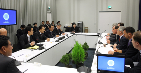 ▲ 이명박 대통령이 17일 (코펜하겐 현지시간) 내년 상반기에 설립하기로 한 '글로벌 녹색성장연구소(GGGI)' 관계자들과 환담하고 있다. ⓒ 뉴데일리 