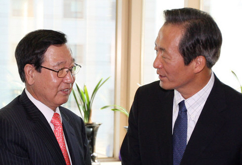 ▲ 친박연대 이규택 대표(좌측)와 한나라당 정몽준 대표 ⓒ&nbsp;연합뉴스