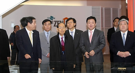 ▲ 황장엽 북한민주화위원장이 19일 오전 경기도 고양시 탄현동 주상복합 아파트인 '두산위브 더 제니스'의 모델하우스를 둘러보고 있다. 이 아파트에서는 날씨가 맑을 경우 북한 개성을 볼 수 있는 것으로 알려졌다. ⓒ 연합뉴스