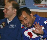 ▲ 러시아 우주선 소유스에 탑승하는 노구치 비행사(오른쪽) ⓒ 요미우리 인터넷판 캡쳐
