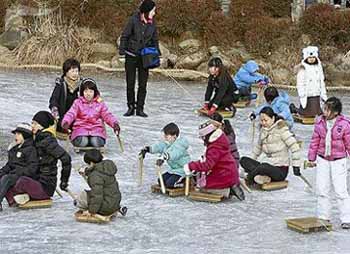 ▲ 서울시 능동 어린이 대공원 연못을 전통 방식으로 얼린 얼음썰매장 ⓒ어린이대공원 제공 