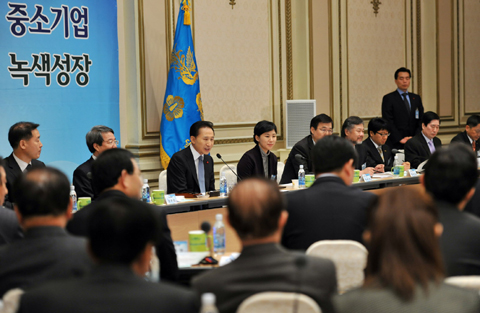 ▲ 이명박 대통령이 21일 청와대에서 열린 산업.중소기업 분야 업무보고를 받고 있다. ⓒ 뉴데일리 <=청와대 제공>