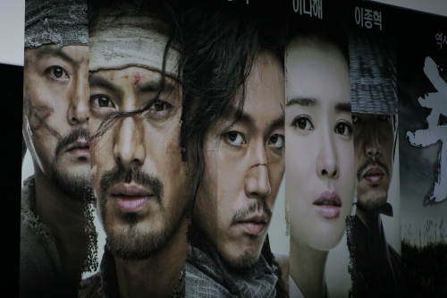 ▲ KBS 새 수목드라마 '추노' 제작발표회가 열린 서울 영등포 타임스퀘어 CGV 스타리움관에 설치된 포스터.&nbsp; ⓒ 뉴데일리&nbsp;