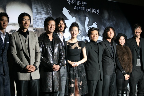 ▲ 21일 오후 서울 영등포 타임스퀘어 CGV에서 KBS 2TV 수목 드라마 '추노(극본 천성일 / 연출 곽정환)' 제작발표회가 열렸다. 이날 행사에는 장혁, 이다해, 오지호, 공형진, 이종혁, 김지석, 한정수, 김하은 등이 참석했다. 사진은 기념 사진을 찍고 있는 곽정환(가운데) 감독과 배우들.&nbsp; ⓒ 뉴데일리