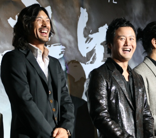 ▲ 공형진(우측)과 함께 웃고 있는 오지호. ⓒ 뉴데일리