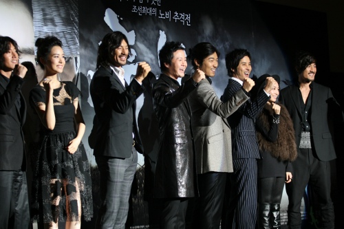 ▲ 포토타임에서 화이팅을 외치고 있는 추노 출연진. &nbsp;ⓒ 뉴데일리