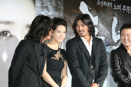 ▲ 21일 제작발표회에 참석한 드라마 '추노'의 주연 배우 장혁, 이다해, 오지호가 얘기를 나누고 있다.&nbsp; ⓒ 뉴데일리