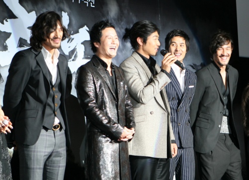 ▲ 21일 오후 서울 영등포 타임스퀘어 CGV에서 열린 KBS 2TV 수목 드라마 '추노(극본 천성일 / 연출 곽정환)' 제작발표회에 참석한 오지호, 공형진, 이종혁, 김지석, 한정수가 갑자기 웃음보를 터뜨리고 있다(좌측부터).  ⓒ 뉴데일리